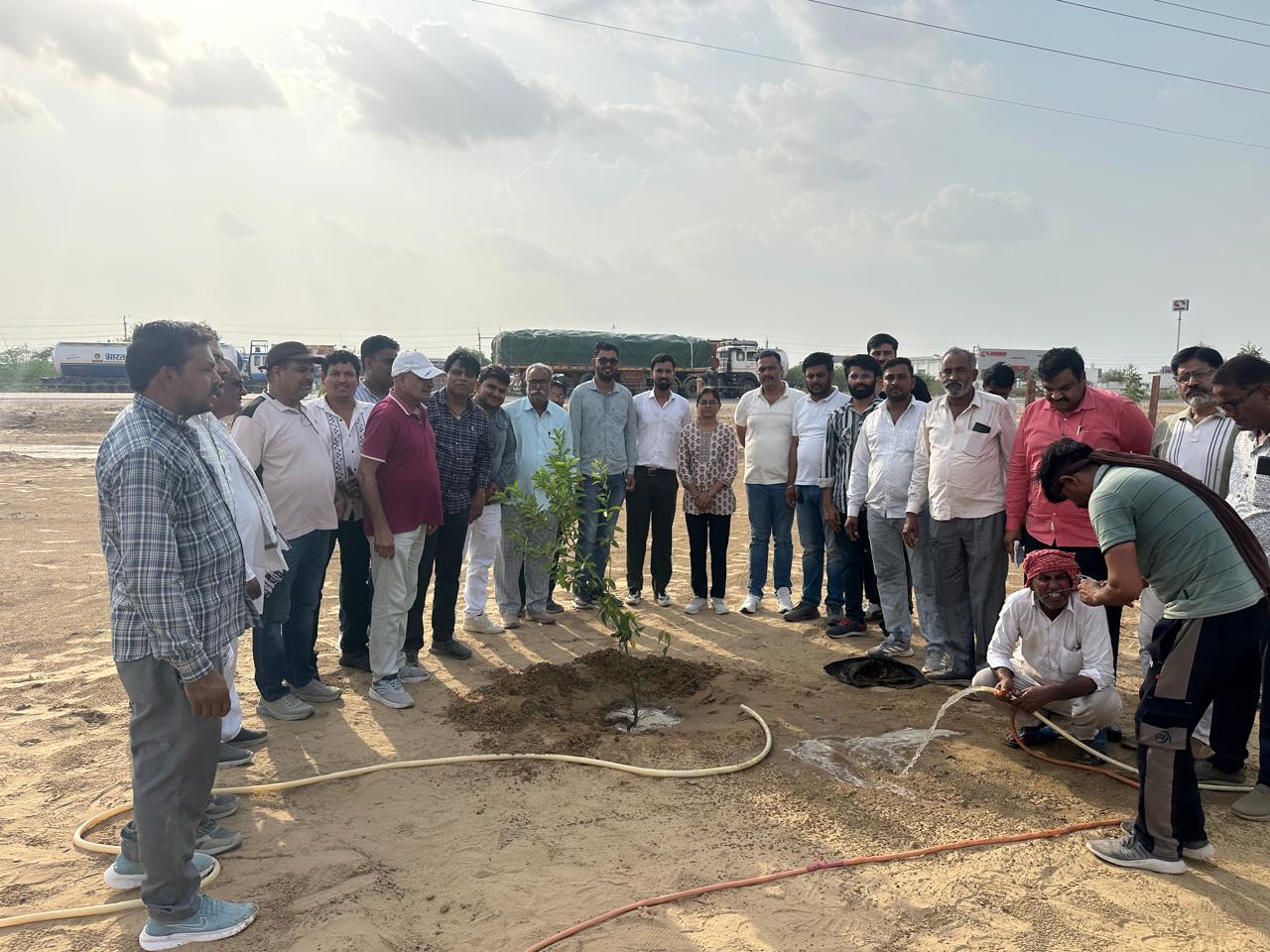 हरियालो राजस्थान अभियान के तहत खारा औद्योगिक ग्रीन बेल्ट में 500 पौधों का पौधारोपण