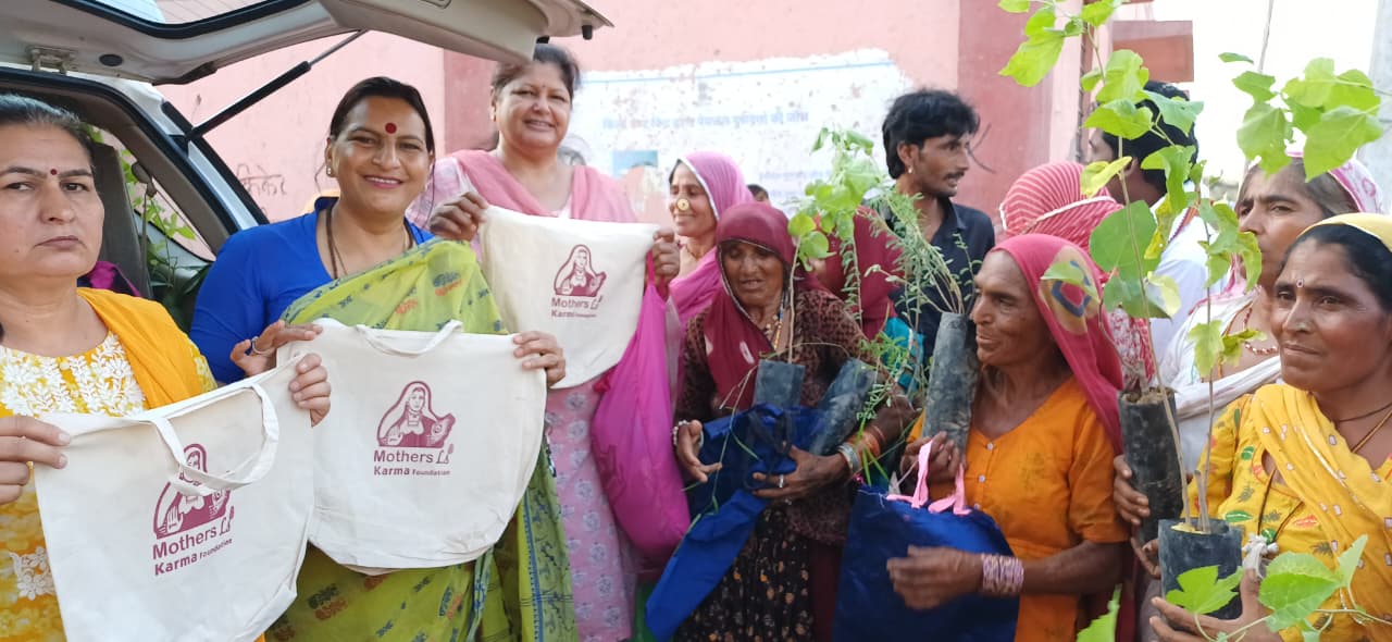 मदर्स एलएस कर्म फाउंडेशन ने गोद लिए चक गरबी क्षेत्र में पौधों एवं कपड़े के थैलों का किया वितरण