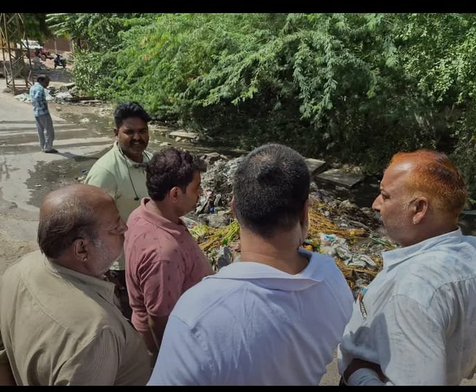 वार्ड-2 में जलभराव पर एक्शन मोड में पार्षद दीपक व्यास, उपमहापौर को बुलाकर करवाई सफाई